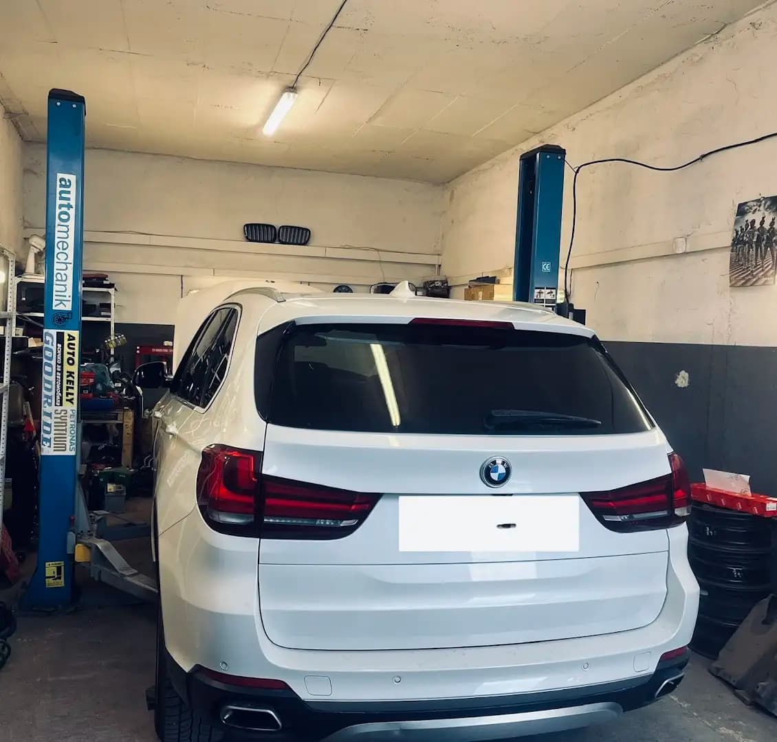 Stan’s Garage / Гаража на Стан
