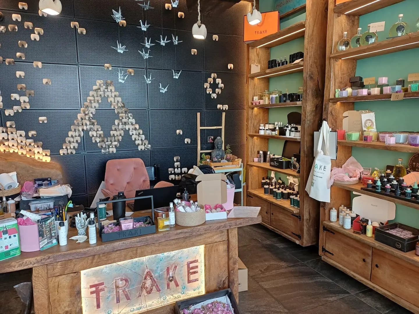 TRAKE Concept Store - Магазин за натурална козметика, ароматни свещи и подаръци с Роза Дамасцена