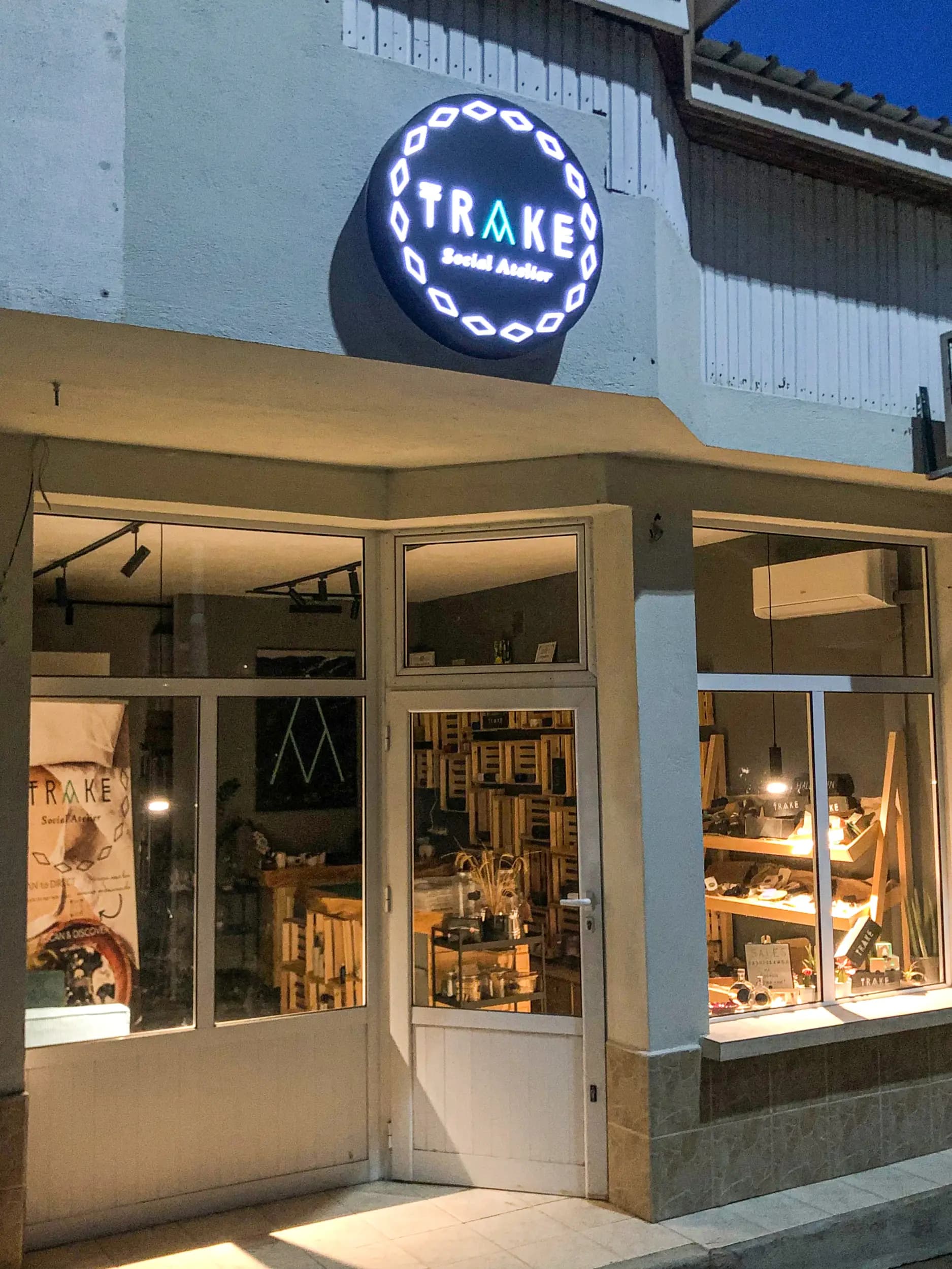 TRAKE Social Atelier - Ателие, Работилница за изработка на ароматни свещи и магазин за подаръци с Роза Дамасцена