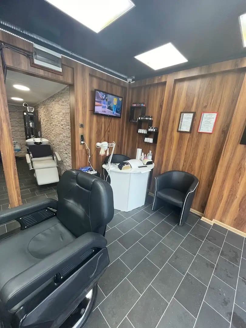 AM Lockdown / Barber & Beauty studio/