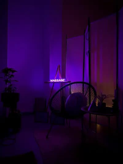 JŲICÝ FĽOŴ - massage studio