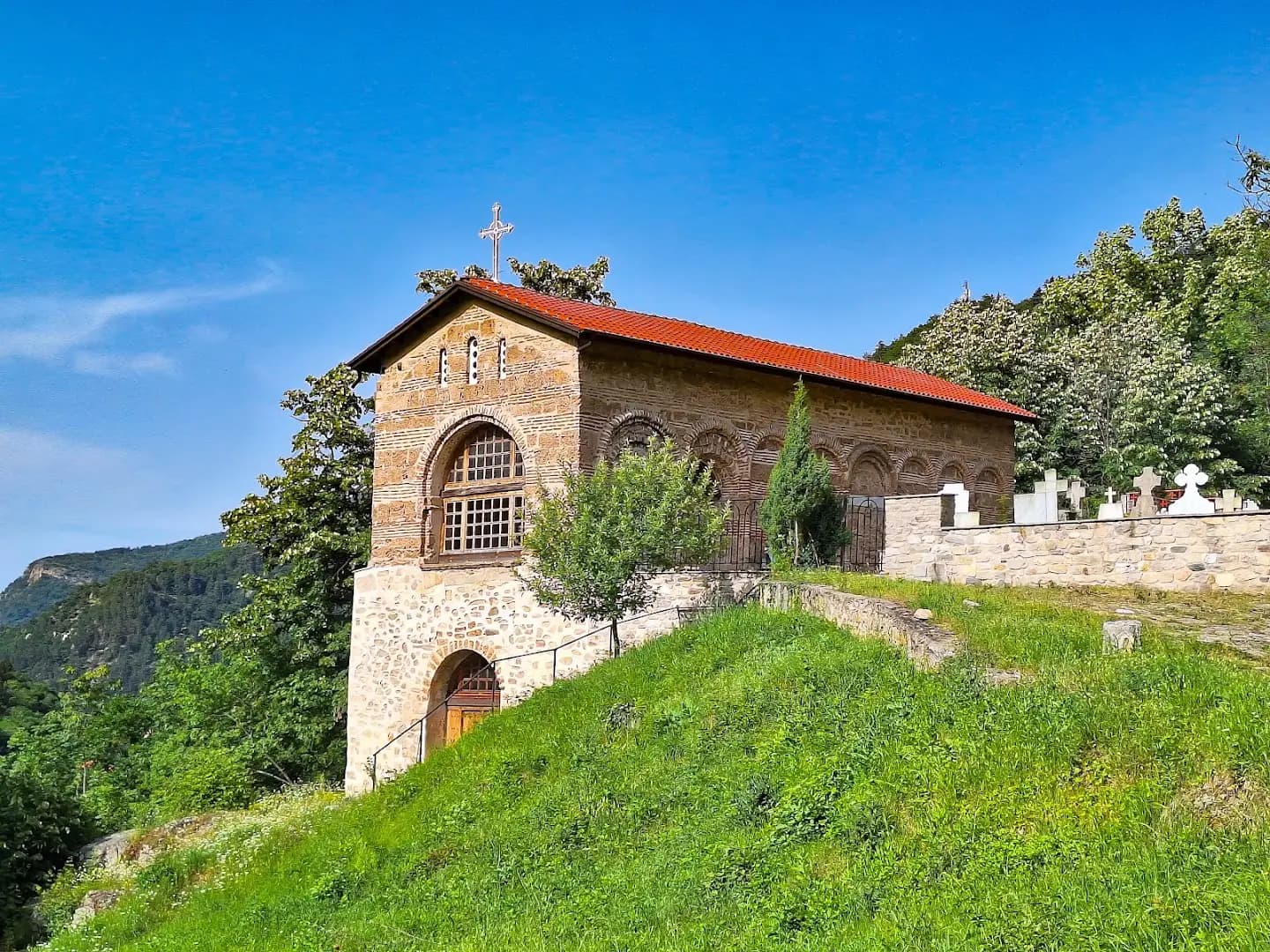 Скален параклис “Пещерата (Клувията)”