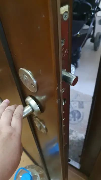 КЛЮЧАРЯТ Е ТУК. ЕООД