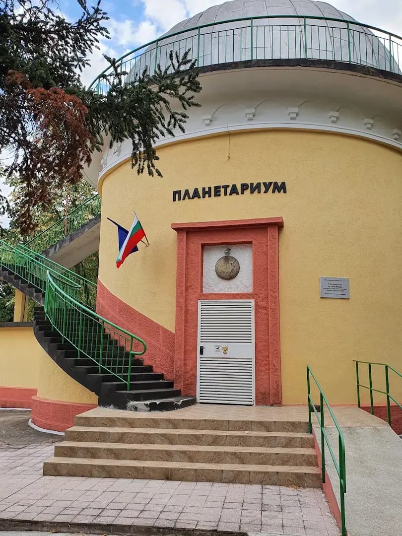 Астрономическа обсерватория и Планетариум „Джордано Бруно“.