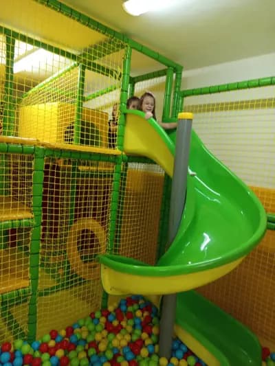 Детски парти център "Чуден Свят"