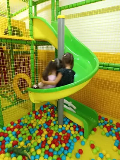 Детски парти център "Чуден Свят"