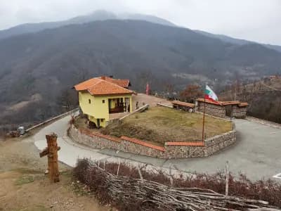 Дядо Йоцо гледа Врачански Балкан