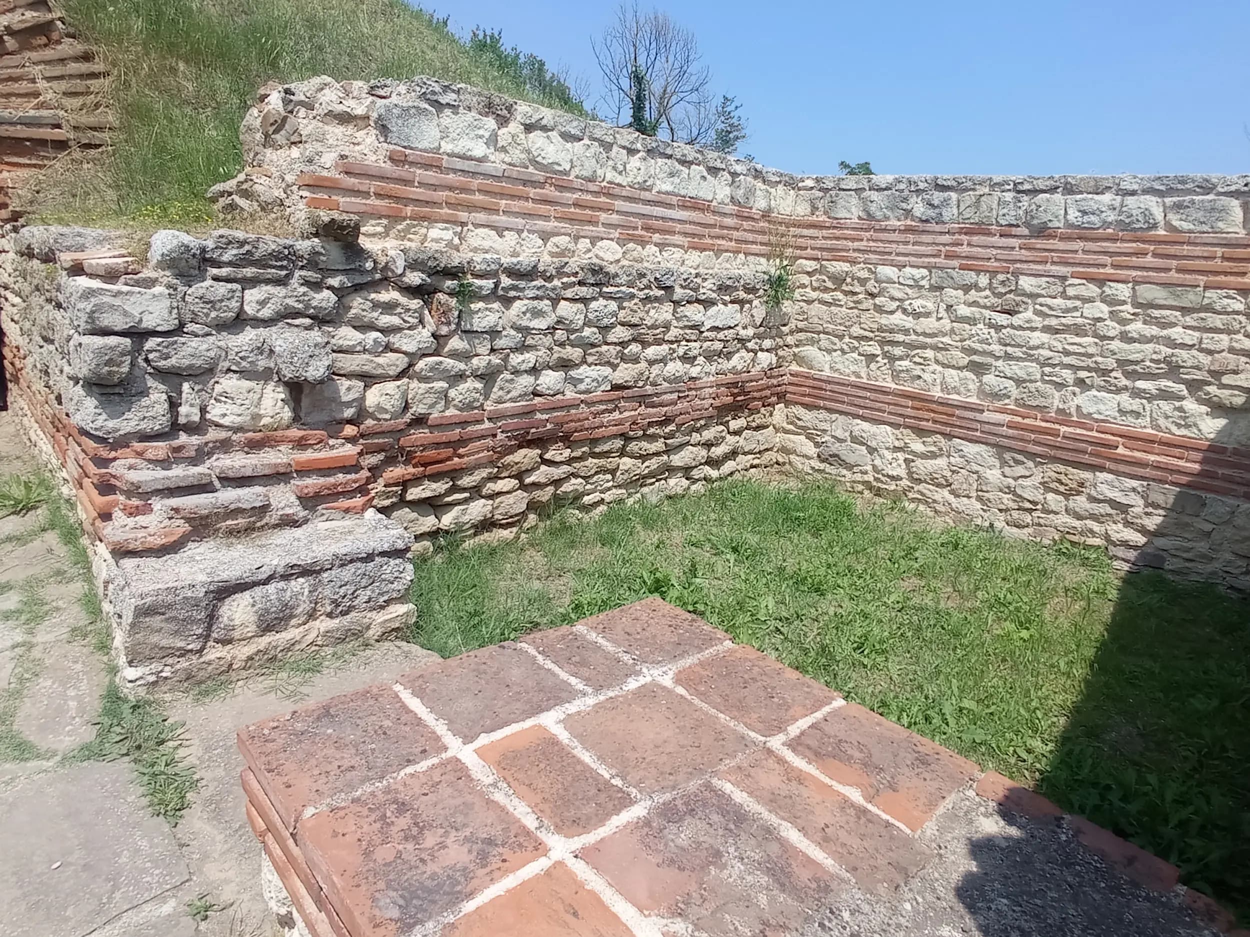 Поморийска куха гробница (Thracian Tumulus Pomorie)