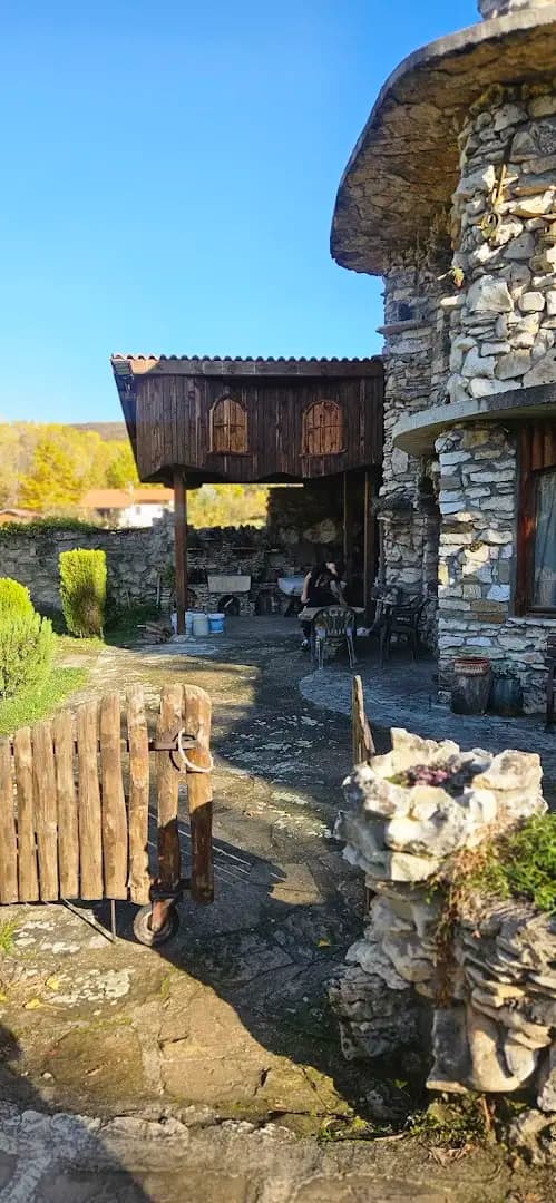Каменните къщи