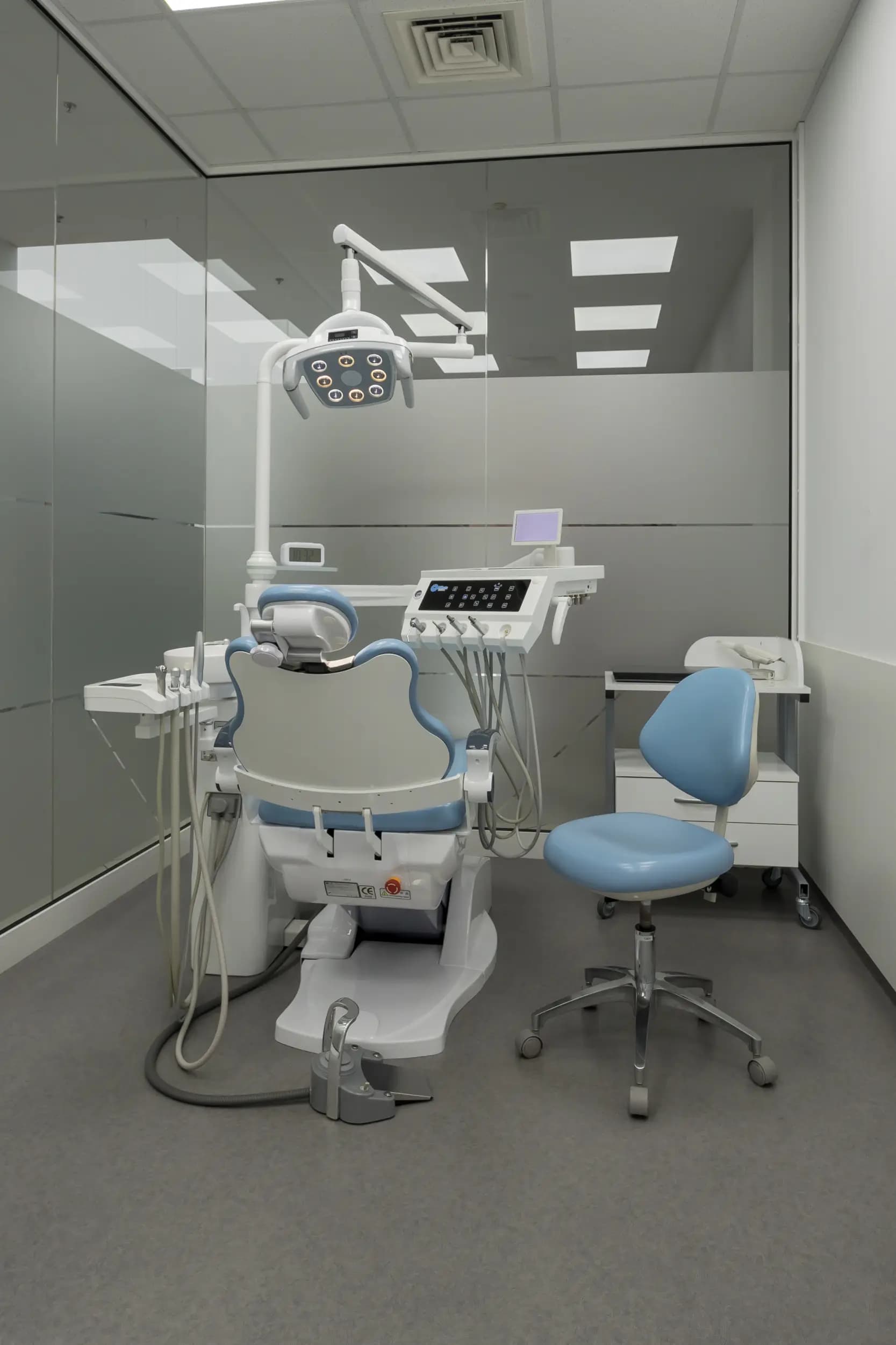 Дентална клиника iDENTITY – д-р Ивелина Банчева - Алайнери Invisalign, брекети и ортодонт във Варна