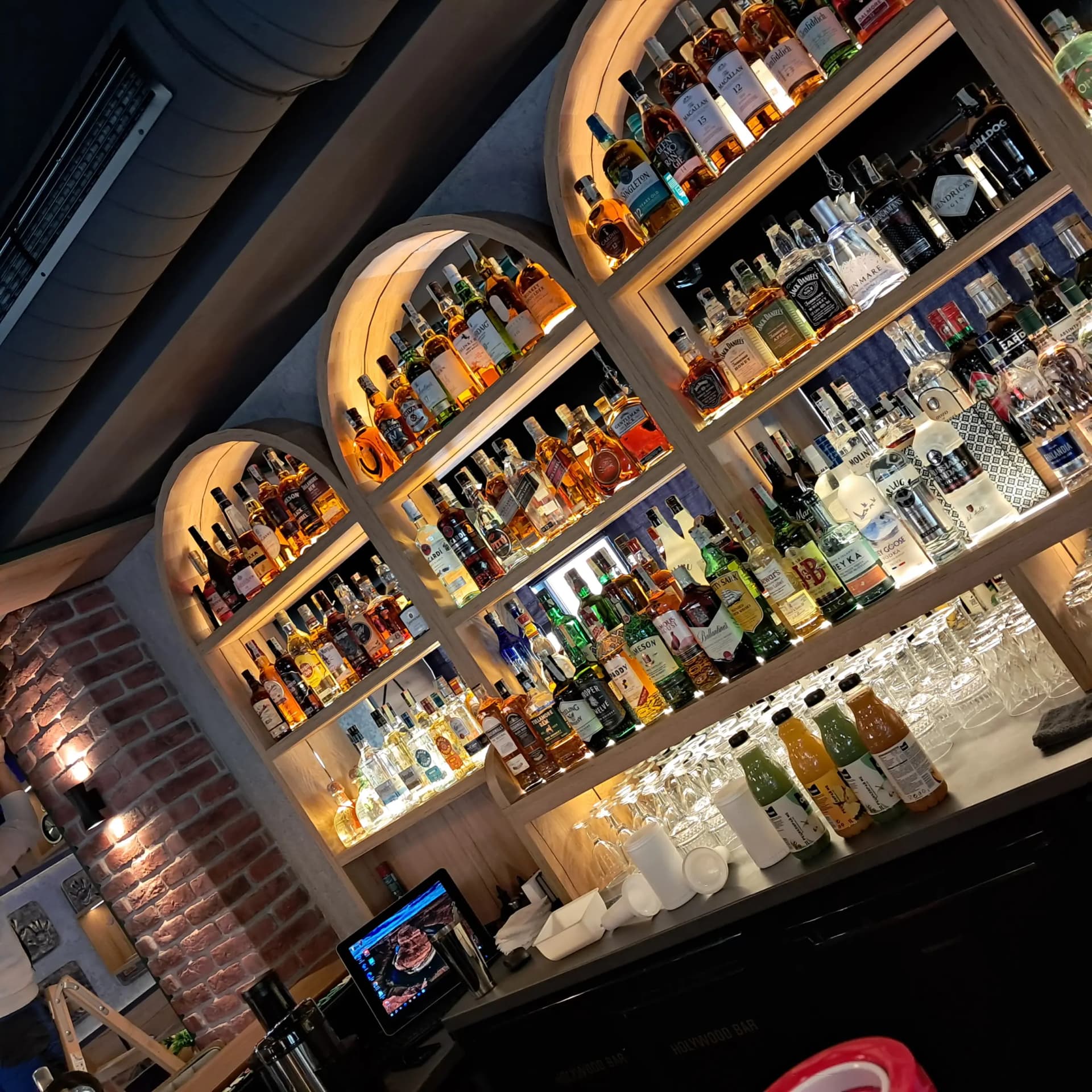 Hollywood Bar - Center
