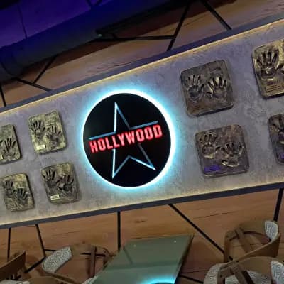 Hollywood Bar - Center