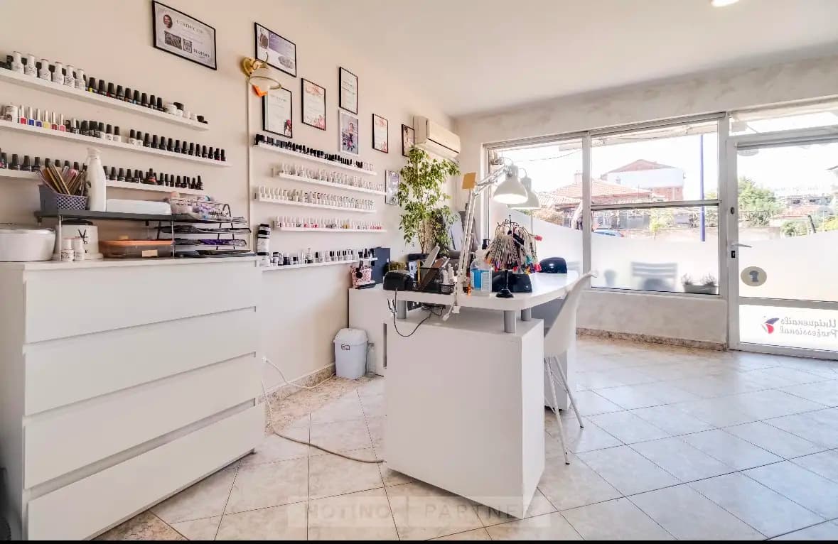 Салон за маникюр и курсове Maxi Art Nails Пазарджик