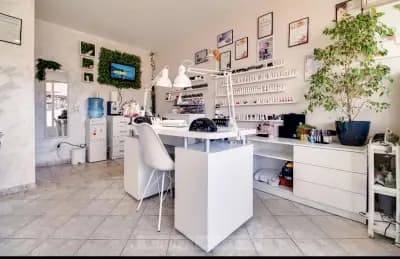Салон за маникюр и курсове Maxi Art Nails Пазарджик