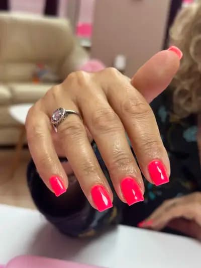 "Nails by Elly"-Салон за маникюр