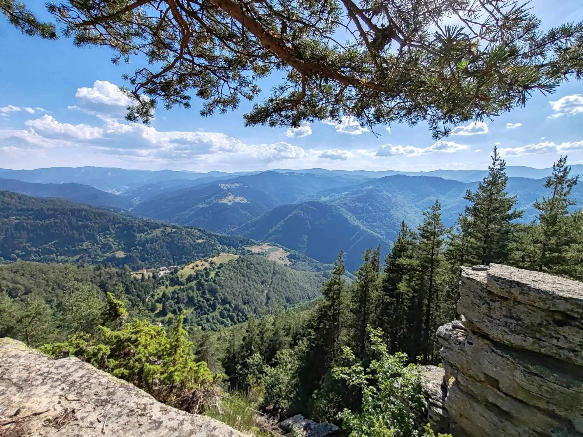 Скално образувание "Вързаният камък"