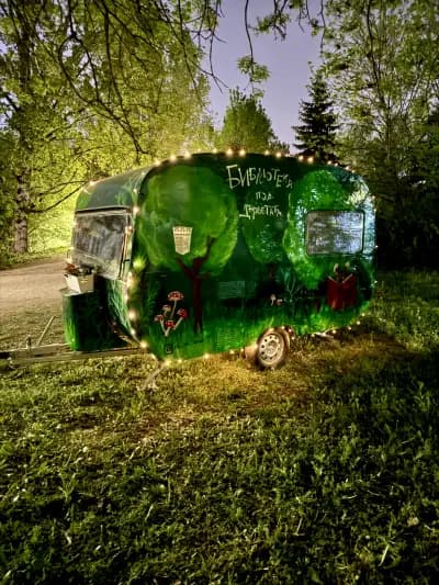 Библиотека под дърветата