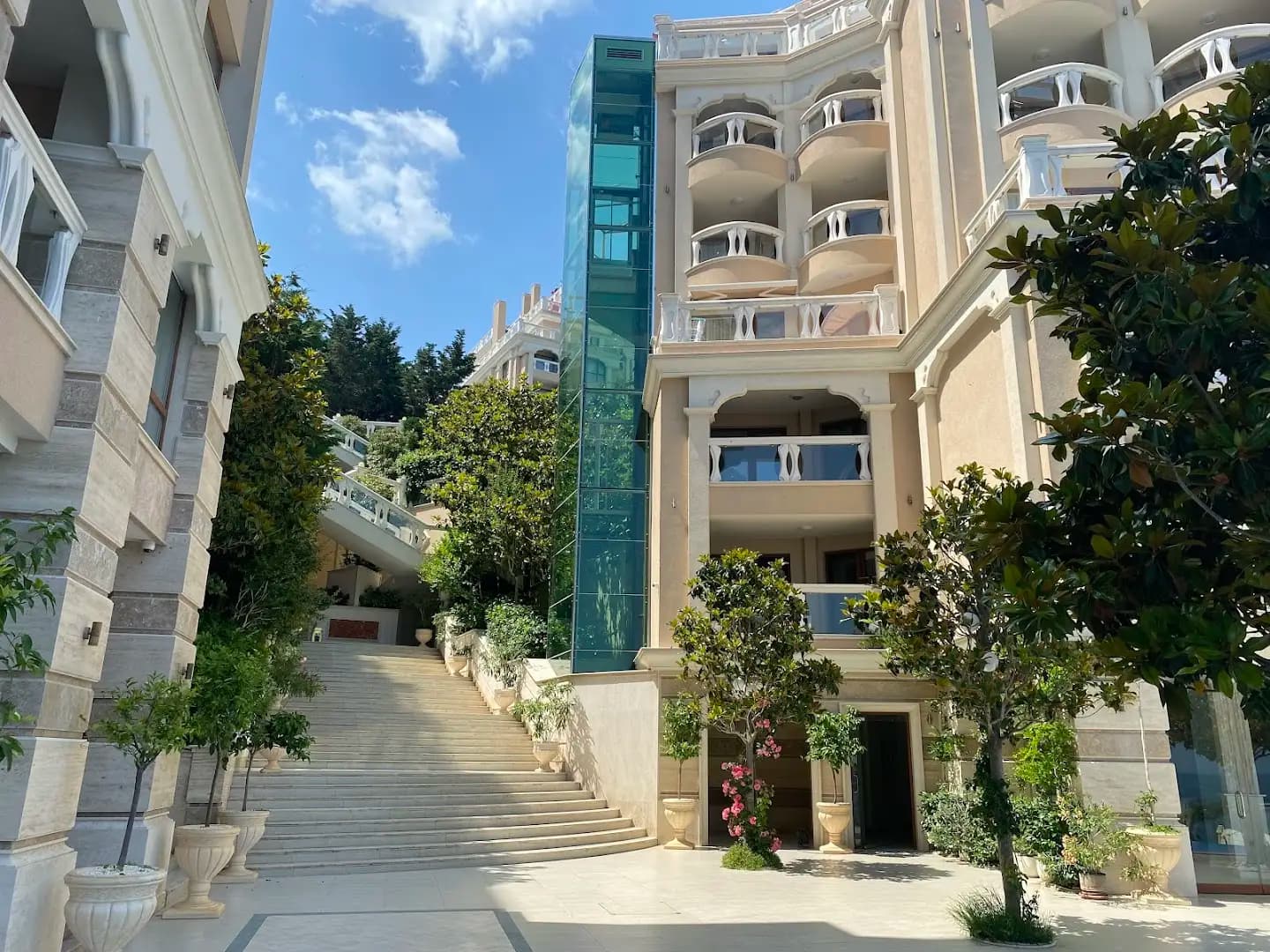 Luxurious and panoramic apartments at the beach in La Mer complex
