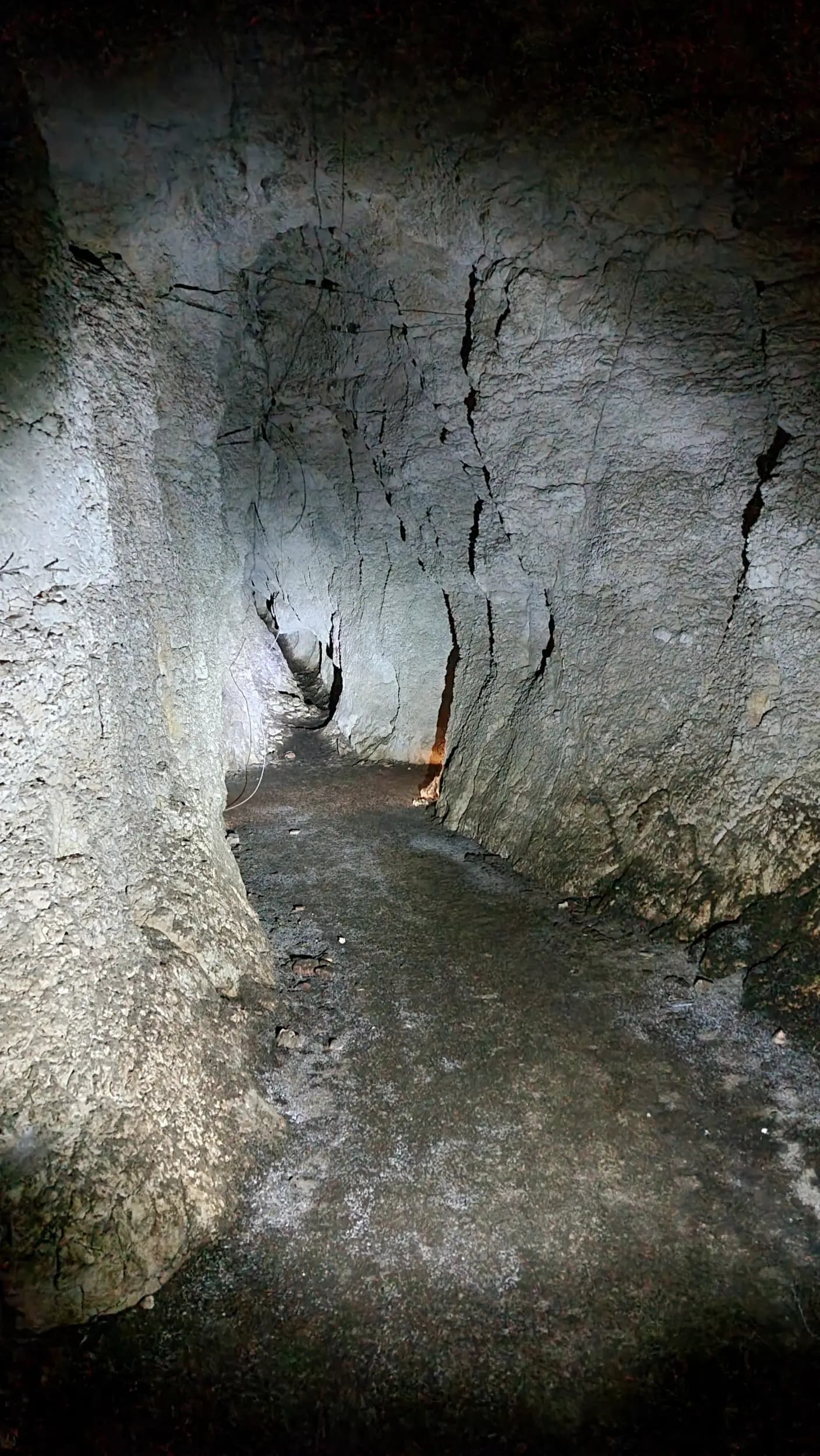 Еменска пещера