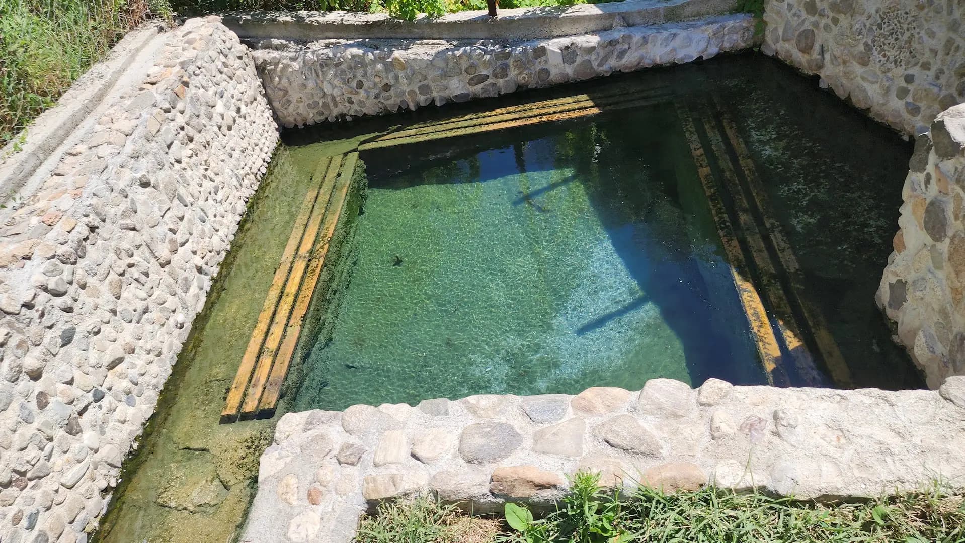Топилцата (естествени джакузита с гореща минерална вода на открито)