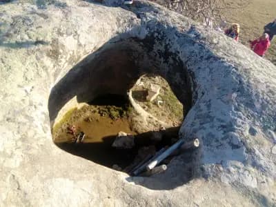 Дупчен камък