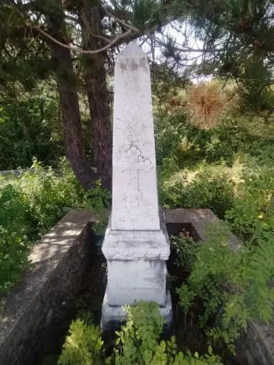 Паметник Братска Могила /Гроба