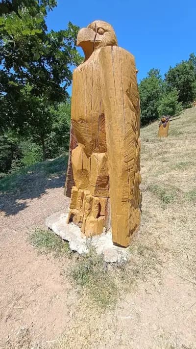 Хълмът с дървените фигури