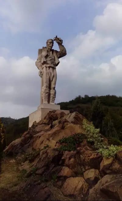 Хълмът с дървените фигури