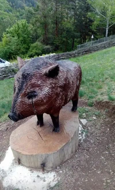 Хълмът с дървените фигури