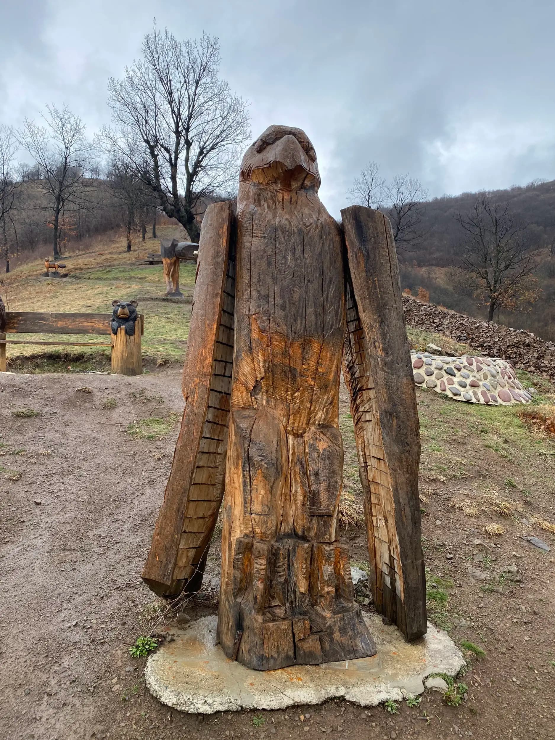 Хълмът с дървените фигури