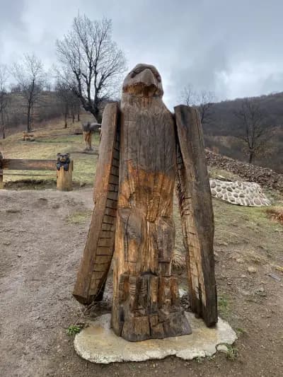 Хълмът с дървените фигури