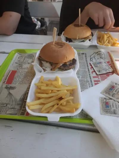 Ам-Гъл Fast Food І Разнообразие от бургери и чабати І Пържени картофки І Скара І Домашно приготвена храна І Храна за