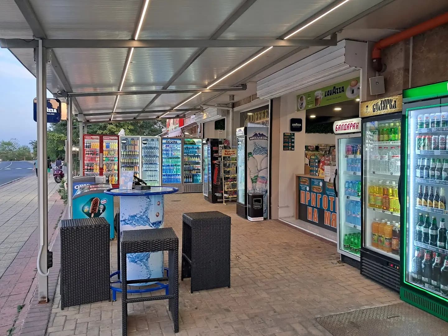 DELUXE TOBACCO SHOP