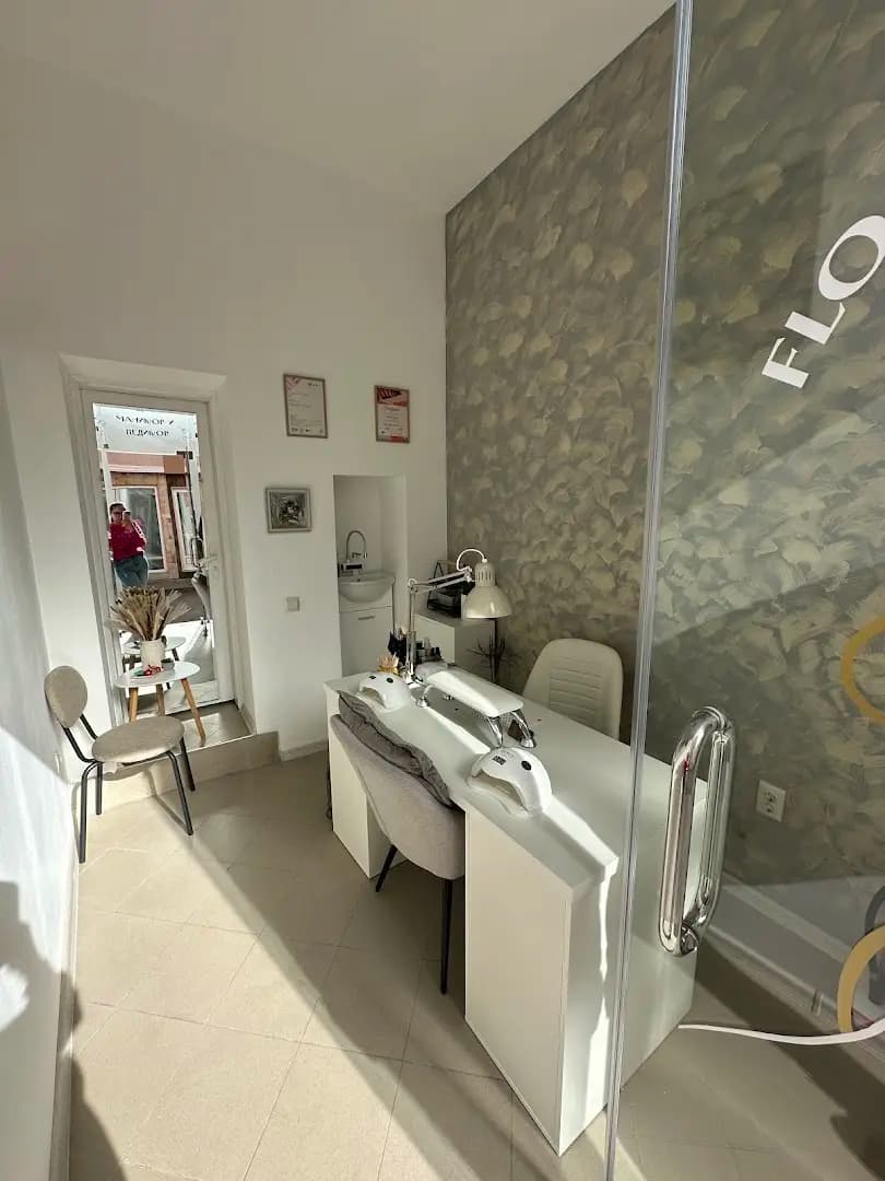 Flo Nail Technician