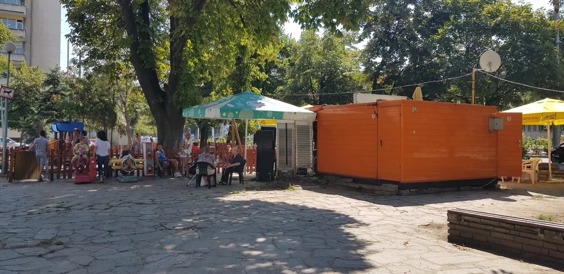 Детска площадка „В дворчето“