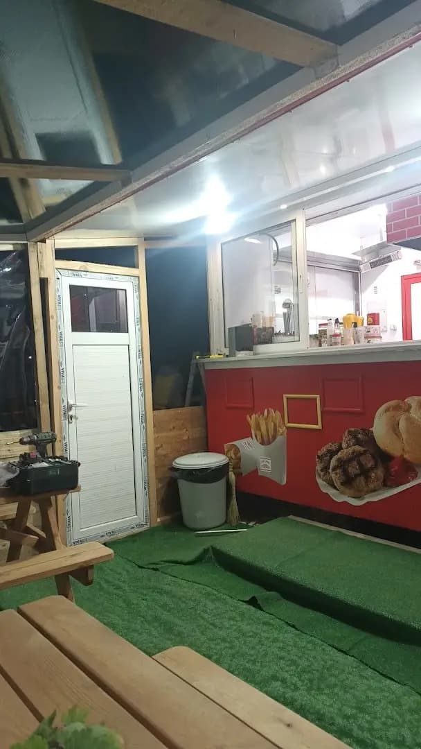 Fast food “Everybody” скара и пиле на грил