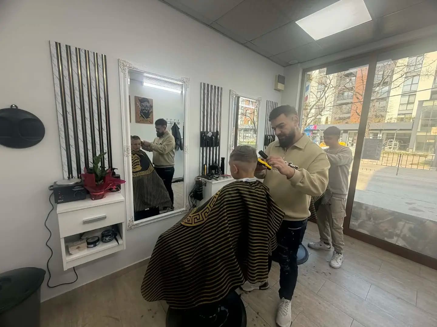M&R BROTHERS BARBER SHOP