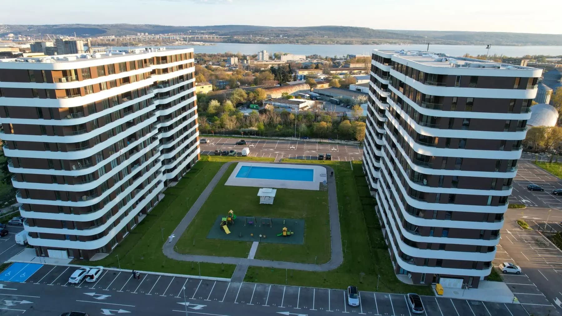 The Sunrise and the Sunset Apartment - Luxury 2BR Apartment with Mineral Pool & Parking