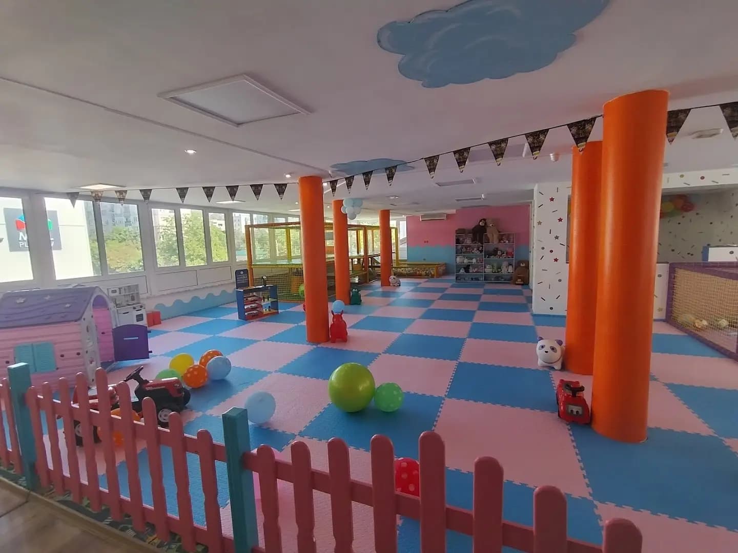 Детски Център TraLaLa Kids