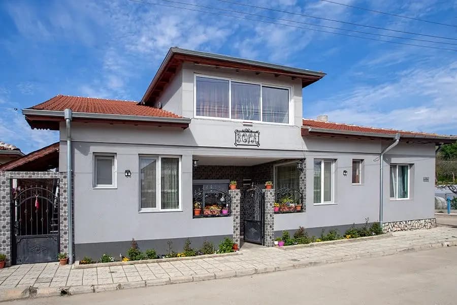 Нощувки "Зора", Рупите