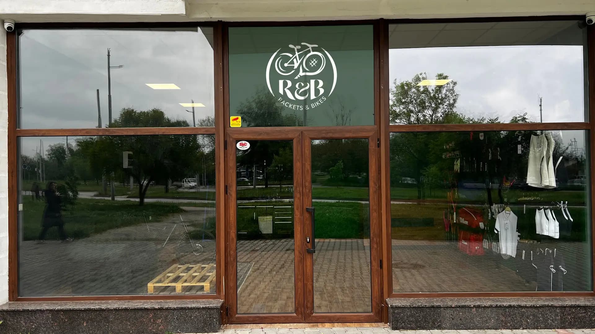 R and B Pro Shop(Велосипеди, тенис, падел)