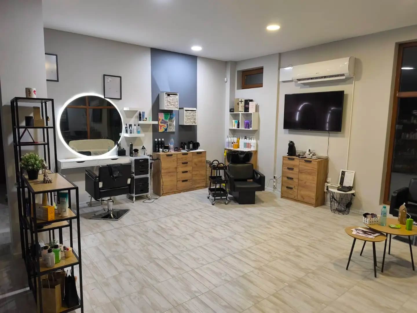 Салон за красота CraZy Beauty Station