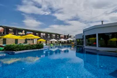 Pulse Beach West Park - басейн в Люлин, София