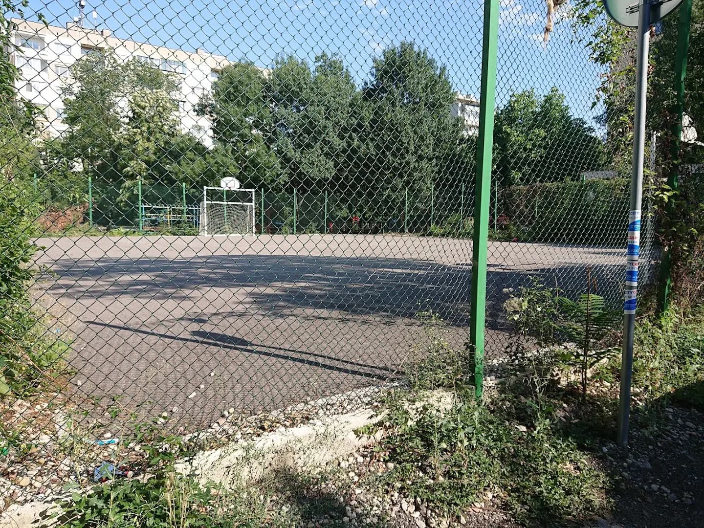 Футболно и баскетболно игрище
