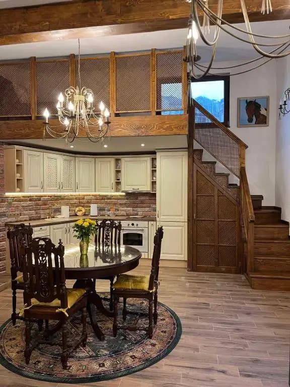 River's house, very good location, free parking!