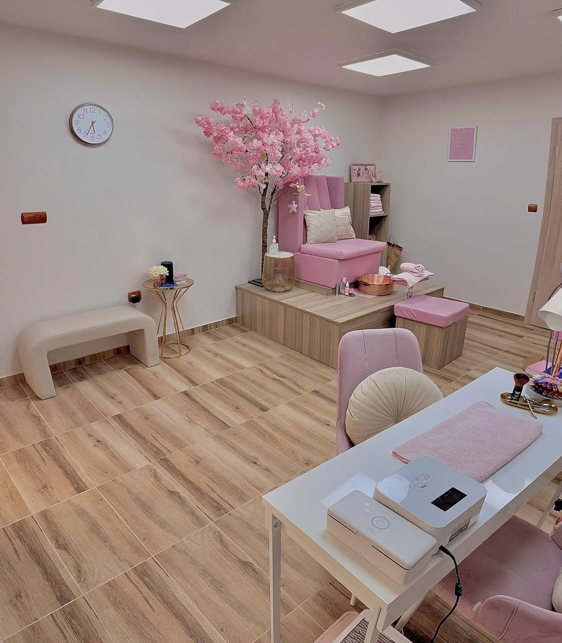 Nail Bar Mona LTD