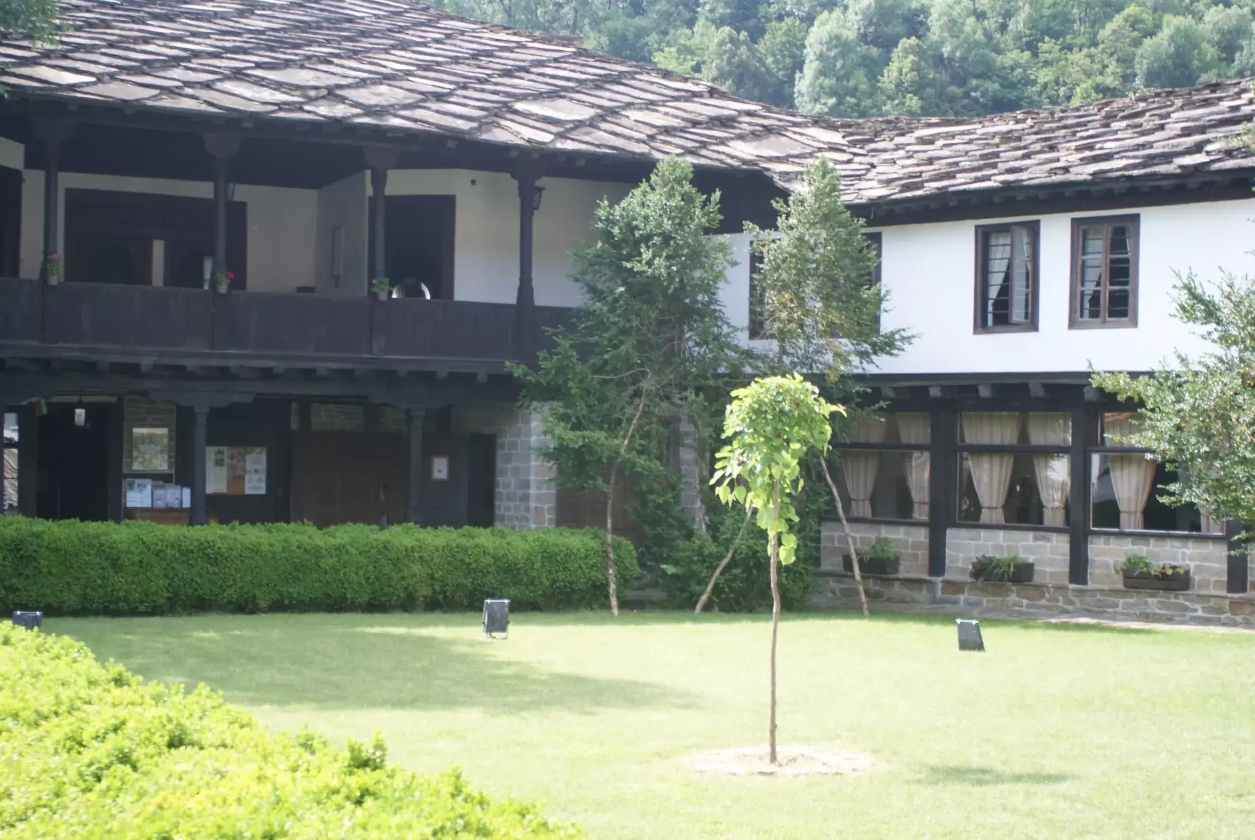 Art-M Gallery & Hotel