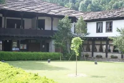 Art-M Gallery & Hotel