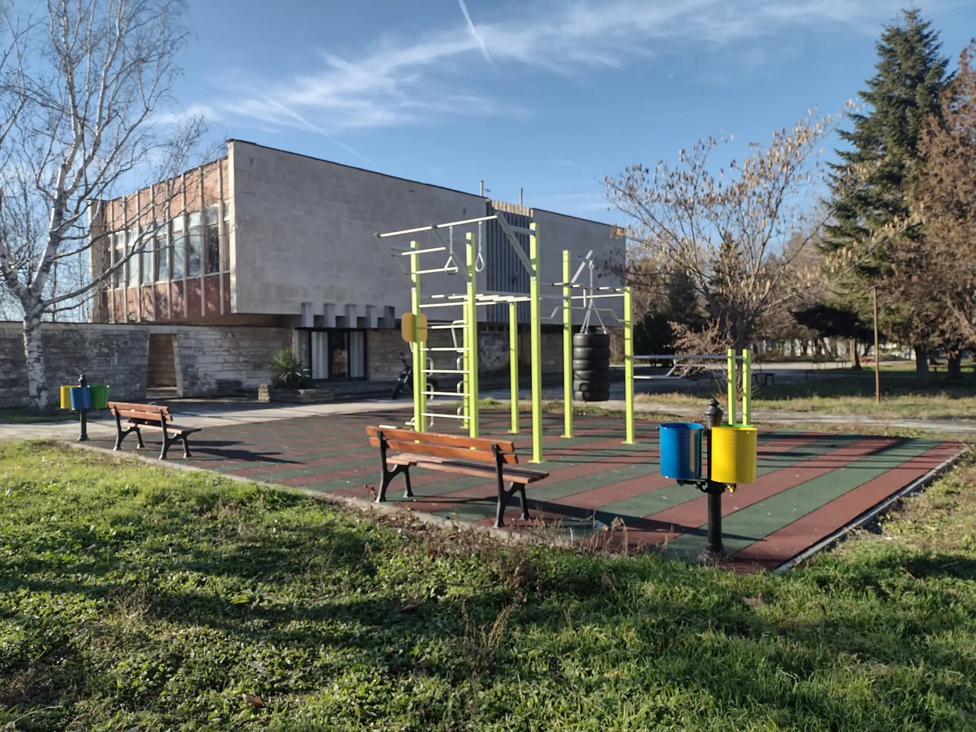 Спортна площадка (лостове)