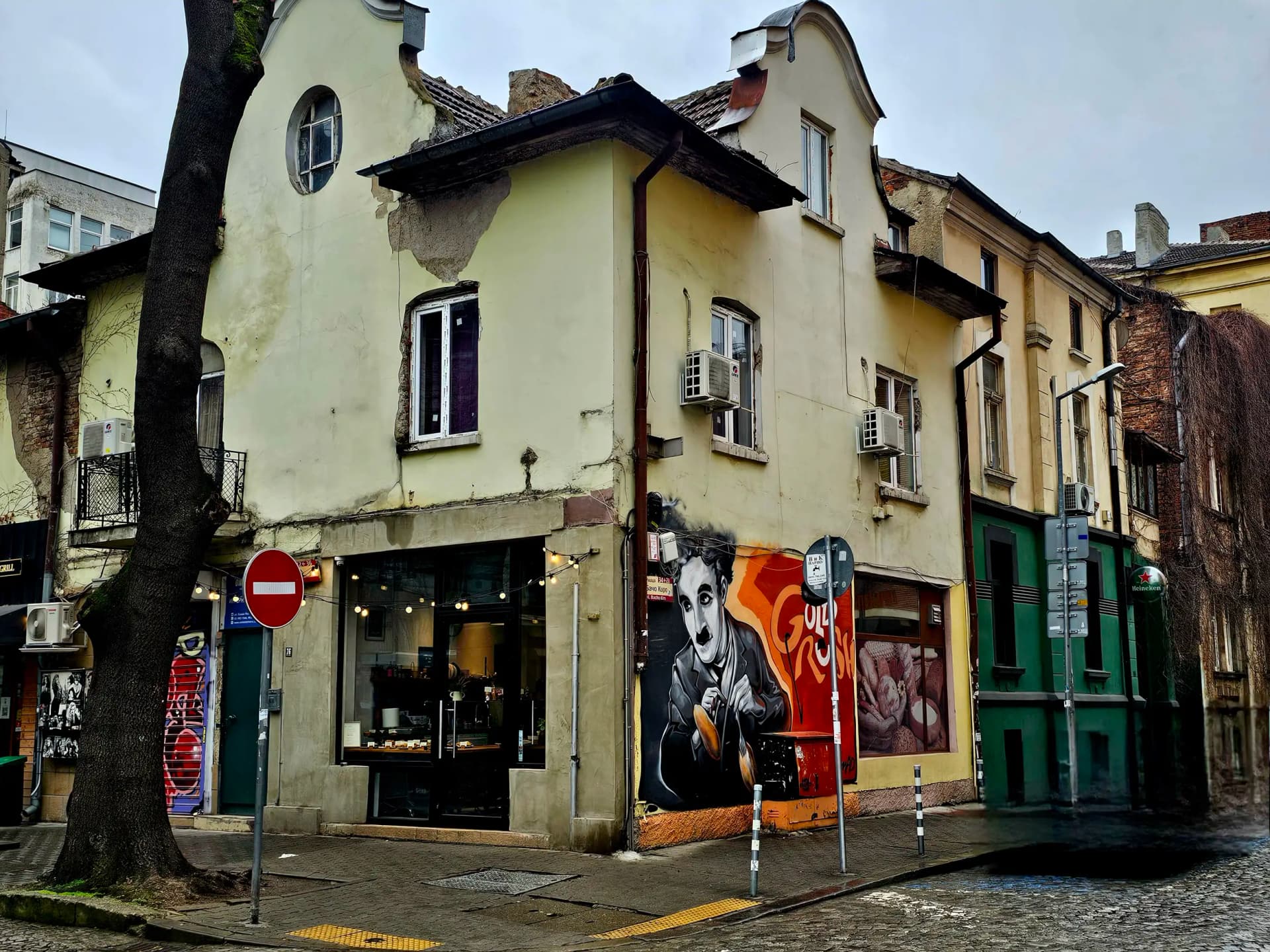 Charlie Chaplin - graffiti street art.